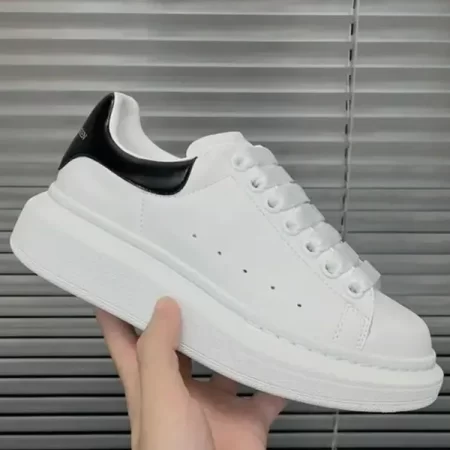 Women Flats Elegant Skateboard Shoes White Sneakers Thick Sole Inner Height Increasing Vulcanized Shoes For Men And Women